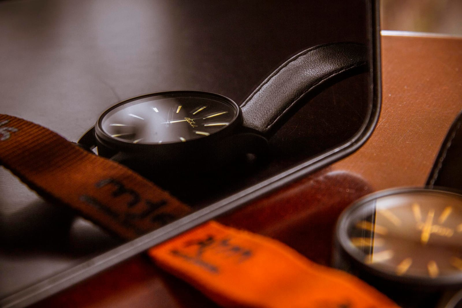 Orologio con cinturino in pelle appoggiato su un vassoio da laboratorio