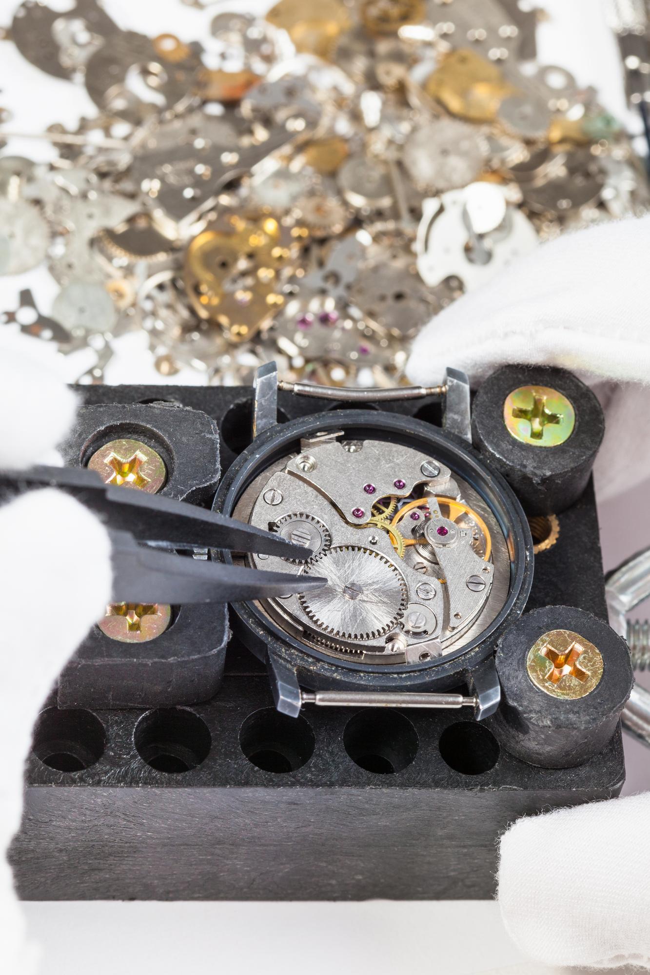 Orologio meccanico smontato per la rifinitura della cassa con componenti di ricambio